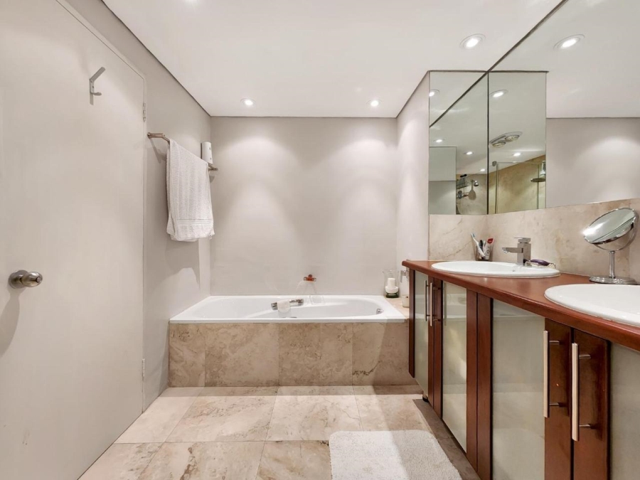 To Let 4 Bedroom Property for Rent in Sea Point Western Cape